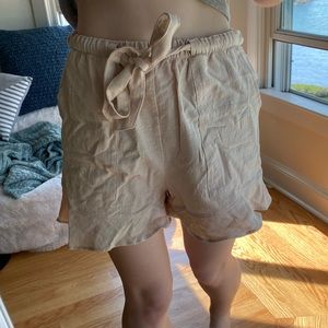 Cream shorts with a tie and pockets